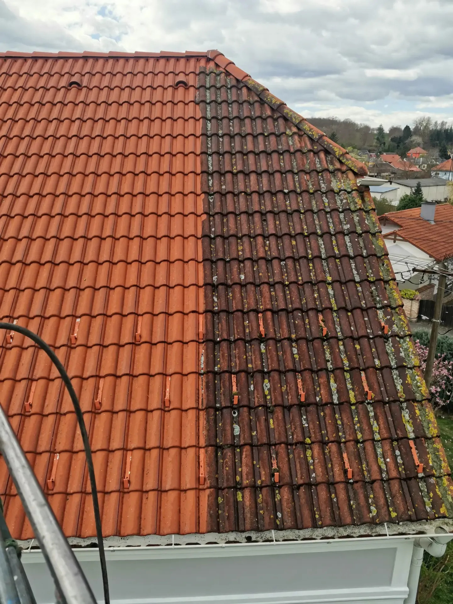 erősen mohás tető emelőkosaras tisztítása